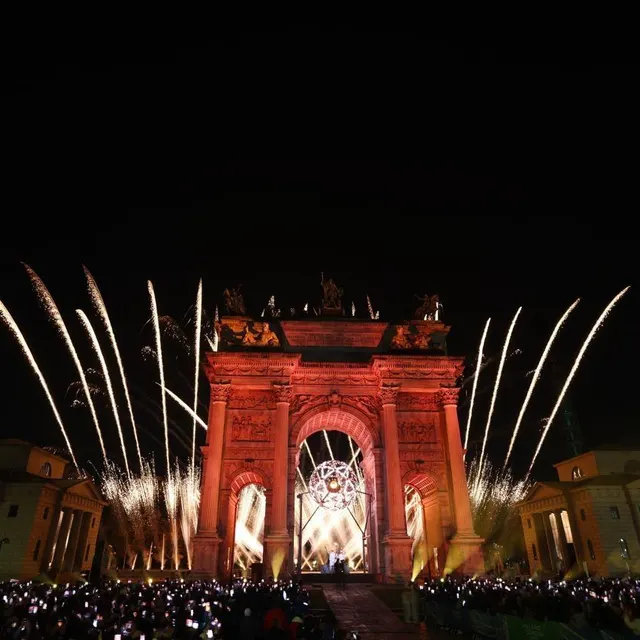 photo la vasque olympique allumée, ce vendredi à milan.  ©  getty images via afp