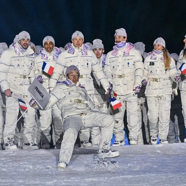 photo jules lapierre a fait exprès de tomber devant ses potes de l’équipe de france, lors de la cérémonie d’ouverture.  ©  afp