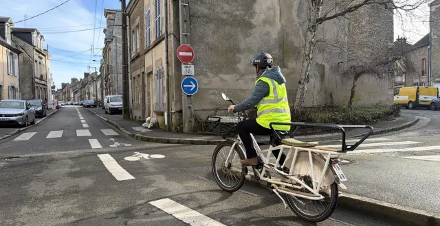 photo  certains sens interdits, comme ici rue cazault, sont autorisés aux vélos. l’association a bicyclette aimerait qu’il y en ait davantage.  &copy;  ouest-france 
