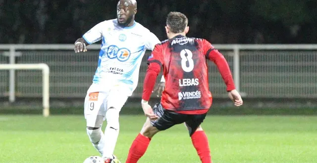 photo  diakari diarra, ici balle au pied.  &copy;  archive jean-louis rault 