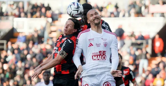 photo  ludovic ajorque (à droite) au duel avec le lorientais laurent abergel au match aller.  &copy;  thierry creux / ouest-france 
