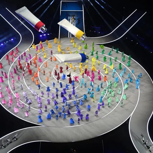 photo les danseurs italiens ont proposé un spectacle coloré.  ©  afp