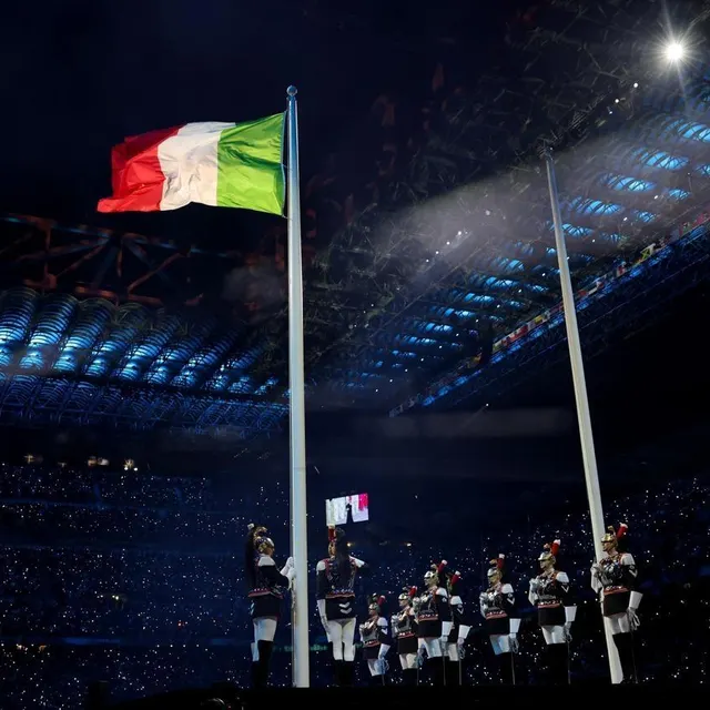 photo le drapeau italien élevé dans le ciel milanais.  ©  elsa / getty images via afp
