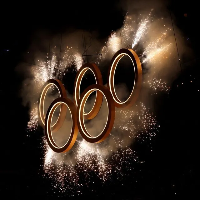 photo les anneaux olympiques illuminés.  ©  getty images via afp