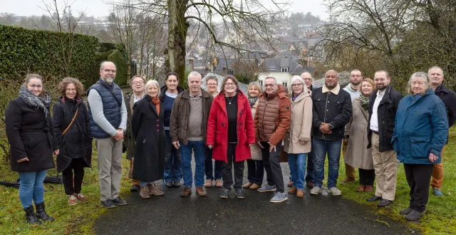 photo  de gauche à droite. julia aubert, esther menal, antoine boia, patrick pernas, marie grasset, maud galbrun, philippe vallée, cécile loubéjac, martine vallois-pernas, jocelyne herche, bruno bonnard, christiane renault, jean-luc liot, louis parisien, yann cléret, laure-anne bar, nicolas dudouit, nadège crette, stéphane pommereul.  &copy;  saint-calais : agir ensemble 
