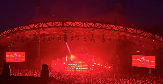 photo  le festival de poupet accueille des dizaines de stars chaque été dans la petite commune de saint-malo-du-bois en vendée.  &copy;  photo le maine libre 