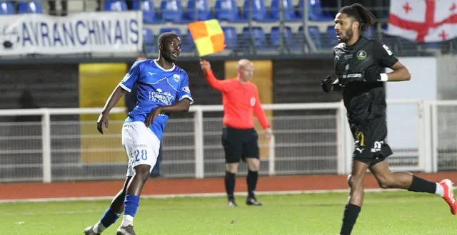 photo  ali dicko trouve sa place dans l’effectif de l’us avranches, comme ici face à saint-louis, en national 2.  &copy;  photo : jean-louis rault 