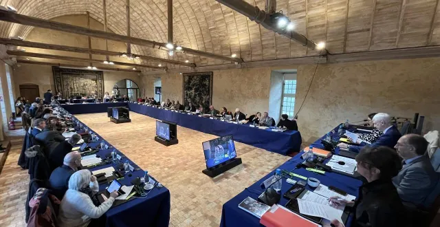 photo  l’assemblée départementale réunie dans l’abbaye de l’épau.  &copy;  ouest-france. 