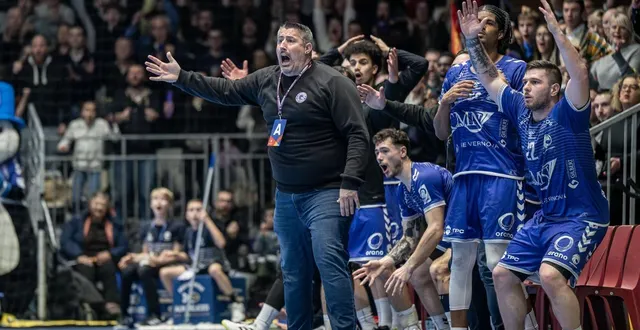 photo  eduard fernandez roura (au centre), entraîneur de la js cherbourg (manche), lors du derby normand de proligue, contre caen (calvados), perdu (36-35) à domicile, vendredi 6 février 2026.  &copy;  christian jézéquel 