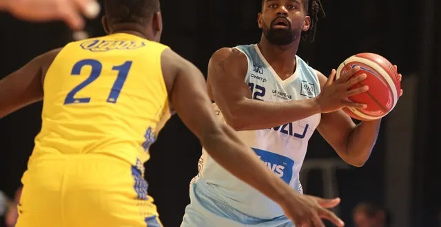 photo  alexis racine et les lavallois seront orphelins de nsimba et maginot pour leur déplacement à calais.  &copy;  jean-françois quinebêche 