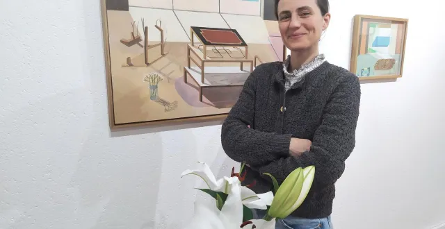 photo  solène ortoli devant deux de ses toiles inspirée par le bois et le vivant.  &copy;  co 