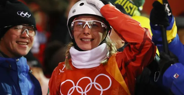 photo  la biélorusse hanna huskova concourt sous bannière neutre dans l’épreuve du ski acrobatique aux jeux olympiques d’hiver à milan-cortina.  &copy;  al bello / getty images via afp 