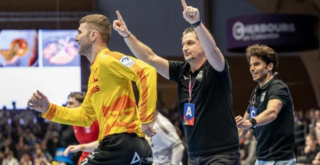 photo  la joie de sébastien quintallet (au centre) et de ses joueurs, lors de la victoire (36-35) du caen hb (calvados) dans la salle de la js cherbourg (manche), pour le derby normand de la 16e journée de proligue, vendredi 6 février 2026.  &copy;  christian jézéquel 