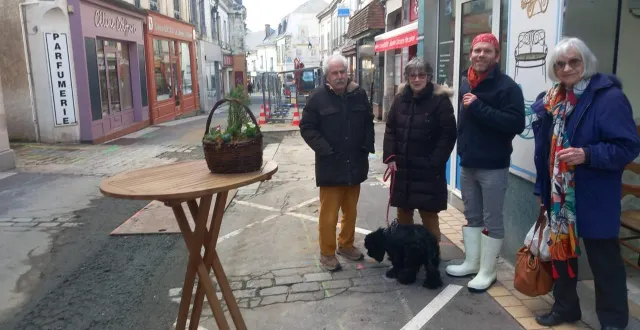 photo  damien gaudin, le poissonnier, se réjouit avec ses clients.   &copy;  le maine libre 