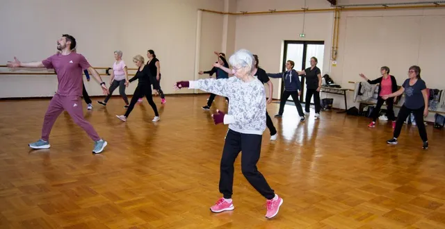 photo  tous les lundis, place à la danse ou au fitness chorégraphié  avec mike.   &copy;  le maine libre 