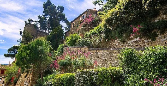 photo  le petit village médiéval de ménerbes (vaucluse) fait partie des plus beaux de france.  &copy;  bonachera jf / wikimedia 