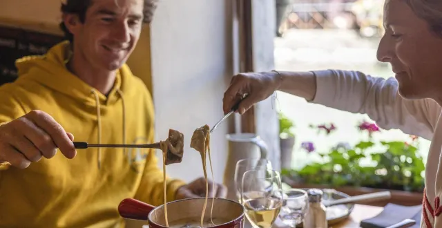 photo  la fondue, plat traditionnel en hiver, contient-elle encore de l’alcool après la cuisson du fromage ?  &copy;  hemis via afp 