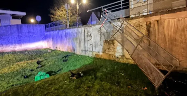 photo  la voiture et ses cinq occupants ont fait une chute de deux mètres en contrebas, à alençon (orne), dans la nuit du vendredi 6 au samedi 7 février 2026  &copy;  ouest-france 