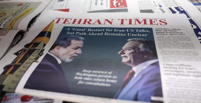 photo  un exemplaire du quotidien iranien « tehran times », avec une photo du ministre iranien des affaires étrangères abbas araghchi et de l’envoyé spécial américain steve witkoff, dans un kiosque à téhéran, en iran, le 7 février 2026.  &copy;  abedin taherkenareh / epa / maxppp 