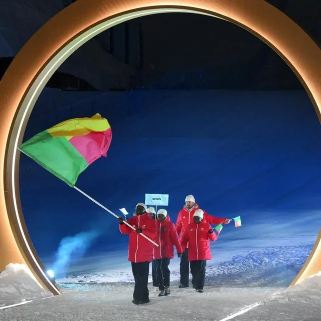 photo nathan tchibozo était porte-drapeau de la délégation béninoise lors de la cérémonie d’ouverture des jo 2026, vendredi 6 février.  ©  david ramos / afp