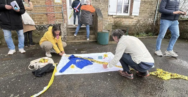 photo  les militants ont placé une « scène de crime » devant la mairie pour rappeler la mise en examen du maire de faits criminels.  &copy;  ouest-france 