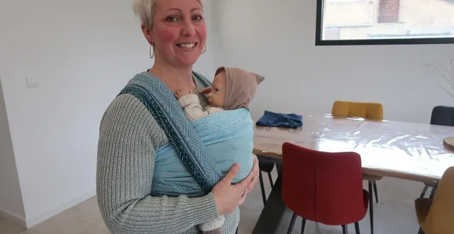 photo  durtal, le 2 février 2026. infirmière puéricultrice de formation, marie duret se lance en tant qu'accompagnante périnatale. parmi les outils qu'elle propose, il y a l'initiation au portage.  &copy;  co - agathe le nueff 