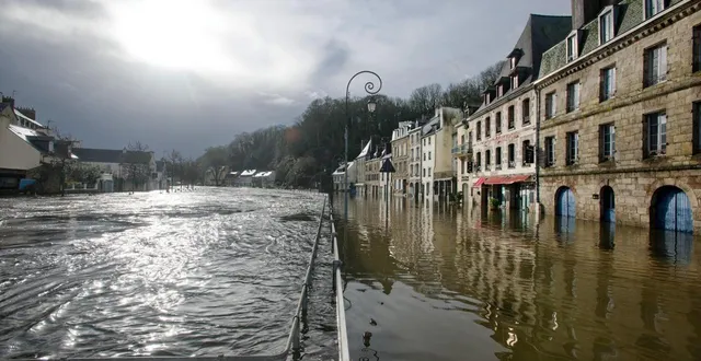 photo  l’eau a un peu baissé sur le quai brizeux, à quimperlé, touché par la crue de la laïta, le 24 janvier 2026.  &copy;  thierry creux / ouest-france 