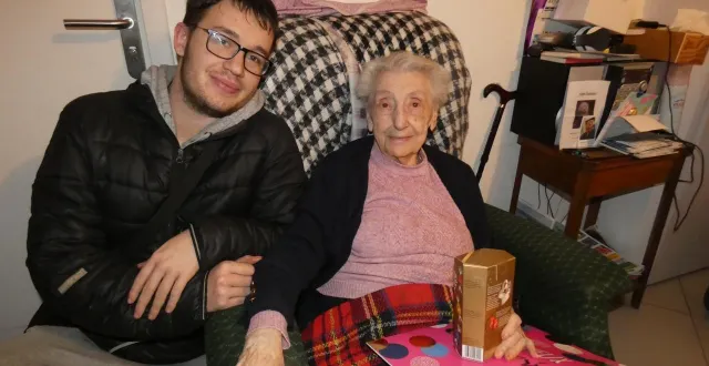 photo  maria maugrain avec baptiste, l’un de ses arrière-petit-fils.  &copy;  co 
