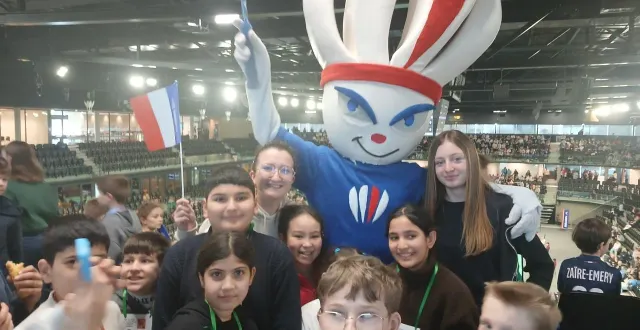 photo  plus de 2 700 enfants et adolescents d’écoles primaires, collèges et lycées normands ont suivi la première journée des championnats de france de badminton au palais des sports de caen-la-mer (calvados). au centre, la mascotte « plumy » entourée d’enfants. pendant la matinée, elle a distribué des drapeaux aux élèves.  &copy;  ouest-france 