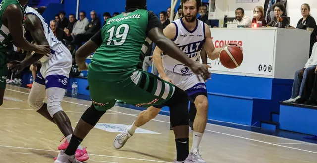 photo  pierre-étienne droualt (en blanc).  &copy;  archives le maine libre 