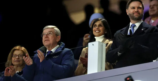 photo  thomas bach, ancien président du cio, à gauche, avec le vice-président états-unien jd vance et sa femme usha vance.  &copy;  sarah stier / getty images via afp 