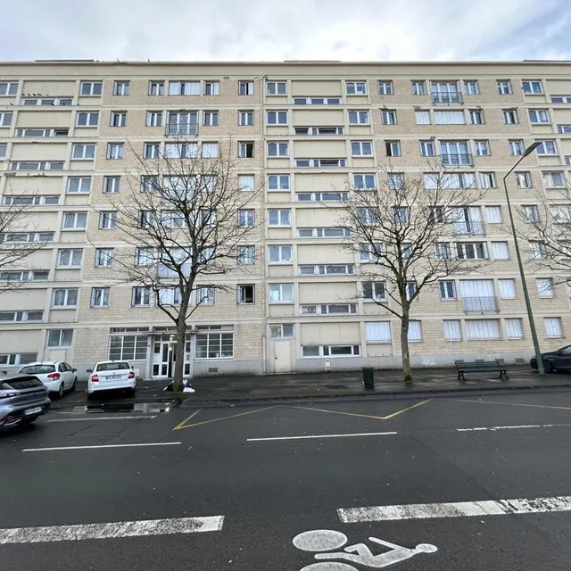 photo c’est dans cet immeuble de caen que la macabre découverte a été faite. c’est l’odeur pestilentielle qui a conduit à appeler la police.  ©  ouest-france