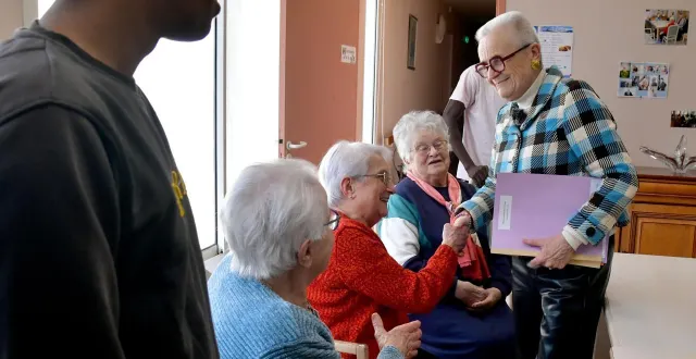 photo  françoise gatel, ministre de l’aménagement du territoire et de la décentralisation, a salué les mamies de la résidence « les vignes » qui cohabitent avec de jeunes mineurs non accompagnés.  &copy;  co - marie delage 