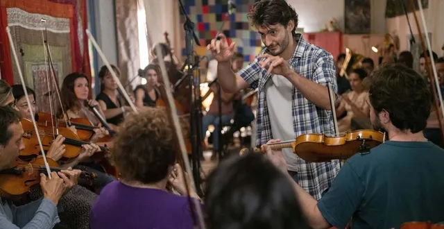 photo  pierre niney en cinéaste pétri de questionnements dans « le livre de solutions ».  &copy;  the jokers films - © partizan films 