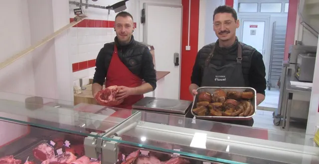 photo  dylan leblanc (à gauche), ancien apprenti et employé de la boucherie-charcuterie-traiteur vincent et pavard, située 4, rue lazare-carnot, a repris en 2025 le fonds de commerce de la boucherie pavard. ici en magasin avec son employé frédérick savaris.  &copy;  co 