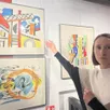 photo  ophélie gelu, médiatrice culturelle, devant des lithographies originales de fernand léger. 