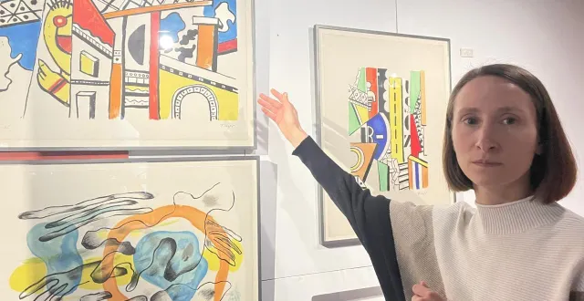 photo  ophélie gelu, médiatrice culturelle, devant des lithographies originales de fernand léger.  &copy;  ouest-france 
