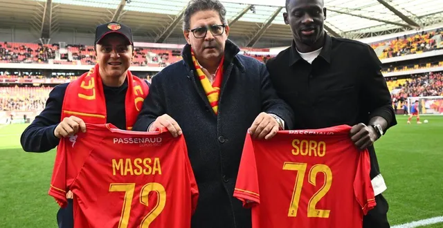 photo  felipe massa, thierry gomez, et l’ex-joueur sang et or mamadou soro, juste avant le coup d’envoi du derby du maine.  &copy;  le maine libre - denis lambert 