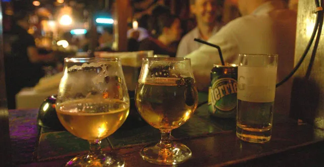 photo  regrettez-vous la disparition des bistrots de campagne et des bars de quartier ?  &copy;  archives co 