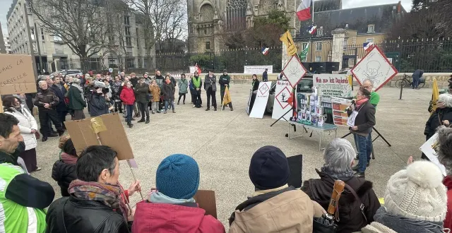 photo  ce samedi 7 février 2026, environ 150 personnes ont pris part à la manifestation organisée contre la loi duplomb, au mans (sarthe).  &copy;  ouest-france 