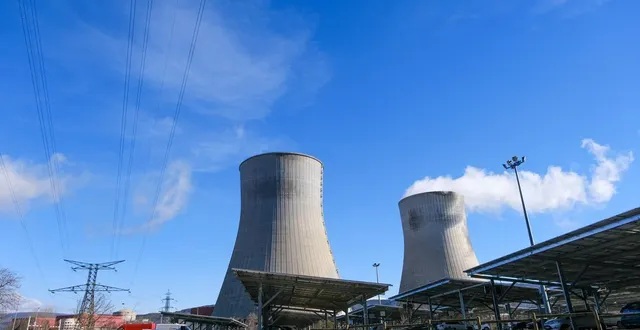 photo  une centrale nucléaire française (cruas) voisine avec des panneaux solaires. ces derniers sont accusés par edf de fournir un afflux d’électricité en journée et d’obliger à réduire la production des réacteurs, qui ne sont pas conçus pour cela.  &copy;  hans lucas via afp 