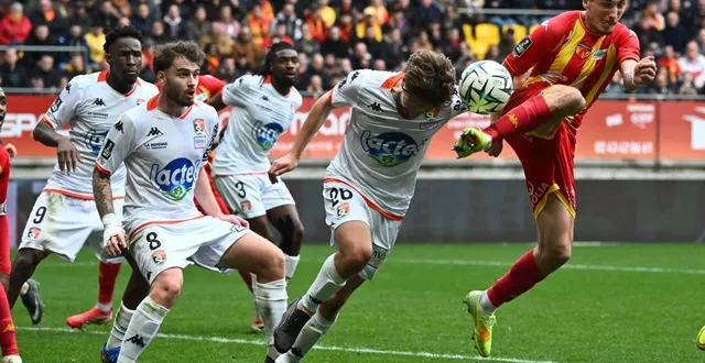 photo  lucas buades (en sang et or) a égalisé d’une reprise de volée  &copy;  le maine libre - denis lambert 