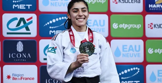 photo  shirine boukli avec sa médaille d’or, ce samedi 7 février 2026.  &copy;  afp / julie sebadelha 