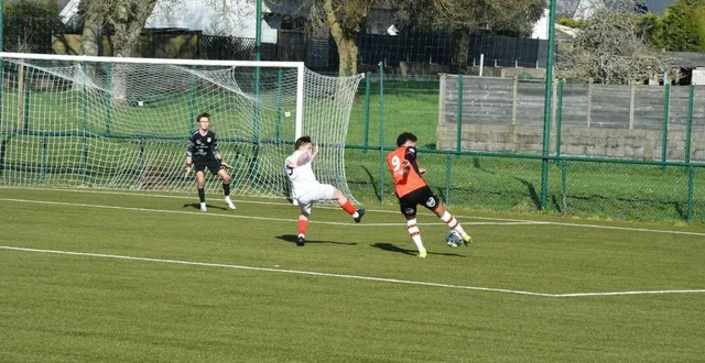 photo  enzo salomon a inscrit un triplé contre saint-renan.  &copy;  ouest-france 