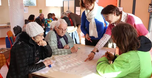 photo  les participants étaient répartis par petit groupe de travail pour réfléchir collectivement à la mise en place d’un groupement d’achats alimentaires, à la maison des associations, ce samedi 7 février 2026, à sablé-sur-sarthe.  &copy;  ouest-france 