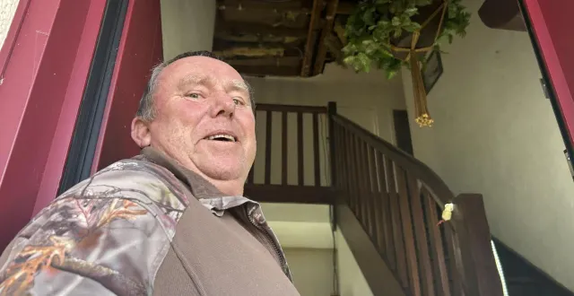 photo  denis perrio, sur le palier de sa maison, à la baule-escoublac (loire-atlantique), samedi 7 février 2026.  &copy;  ouest-france 