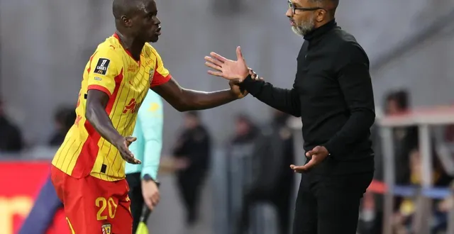 photo  habib beye, ici en discussion avec le lensois malang sarr, sait que sa situation est compliquée au stade rennais.  &copy;  afp 