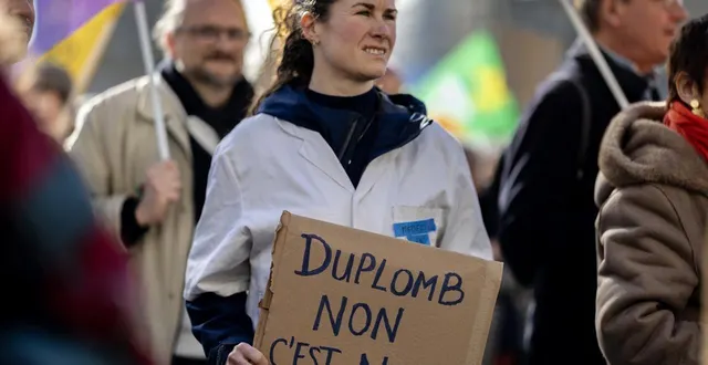 photo  une manifestante brandit une pancarte lors d’une manifestation contre la « loi duplomb » à brest, dans l’ouest de la france, le 7 février 2026.  &copy;  fred tanneau / afp 