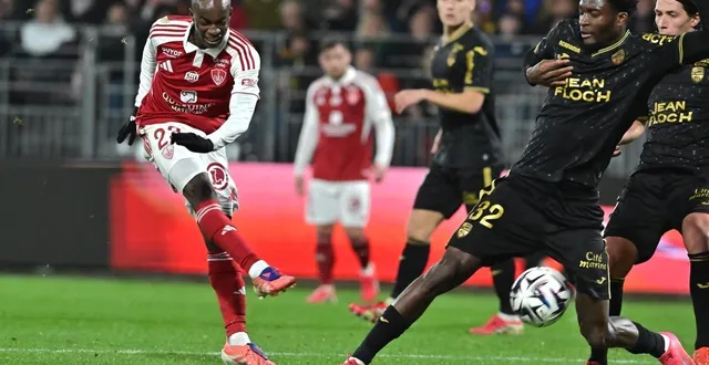 photo  nathaniel adjei, à droite, a sombré face à brest.  &copy;  thierry creux / ouest-france 