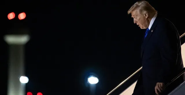 photo  le président américain donald trump descend d’air force one à l’aéroport international de palm beach le 6 février 2026 à palm beach, en floride.  &copy;  samuel corum/getty images via afp 